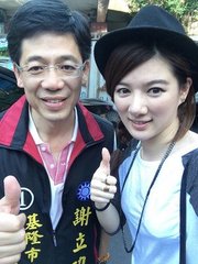 誰謂含愁獨不見,更教明月照流黃。