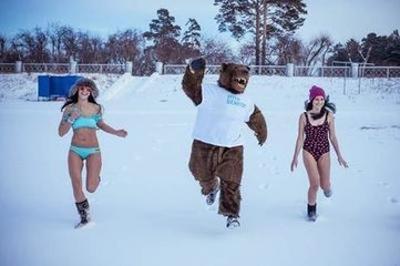 四邊伐鼓雪海涌,三軍大呼陰山動。