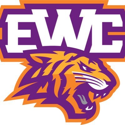 女孩當(dāng)閨蜜面怒打男友耳光,隨后男友反擊,閨蜜拉架也被打倒在地