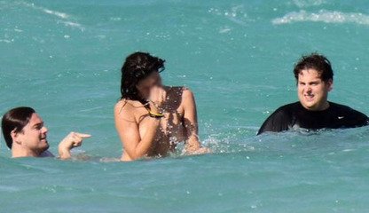 猶記深營舊事,那人正睡里,飛近蛾綠。