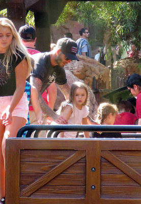 到了秋天才知道,年紀大的女人要告別“小腳褲”,這樣穿顯瘦