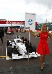 馬斯克獲批萬億美元薪酬包 世界首富現場與機器人共舞慶祝