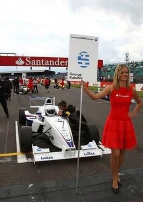 普通人真該看看這些穿搭!短上衣配裙子、顏色選好,自然得體